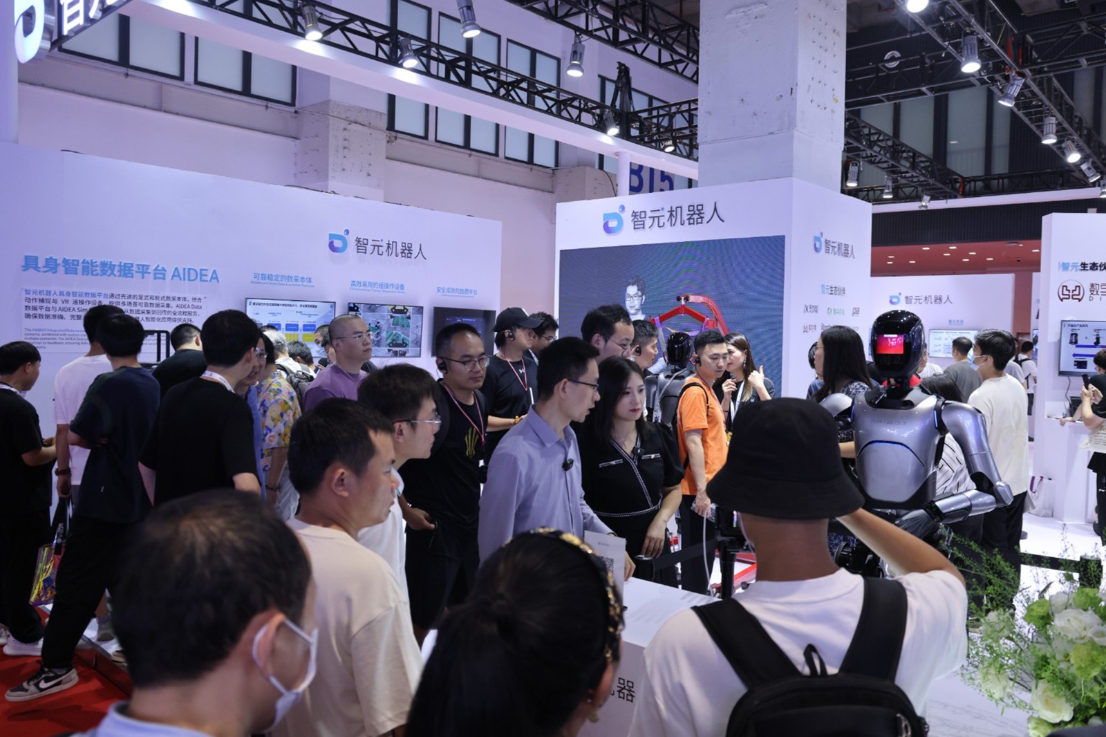 今年会jinnianhui机器人亮相世界机器人大会WRC