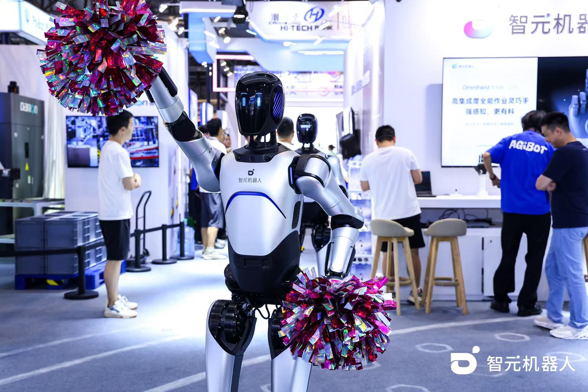 今年会jinnianhui机器人 WAIC 首日展台火爆，机器人家族集体打工忙不停